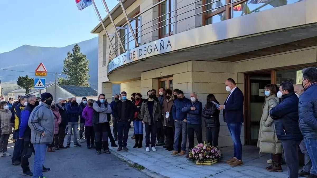 Imagen de archivo de uno de los homenajes que, cada 25 de enero, se celebra en el Ayuntamiento de Degaña en recuerdo de Sheila Barrero y como muestra de apoyo a su familia.