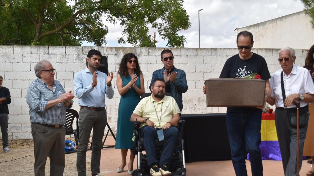 Homenaje en La Roda a las víctimas de la dictadura franquista, en el cementerio, donde se ha inaugurado un monumento a la memoria