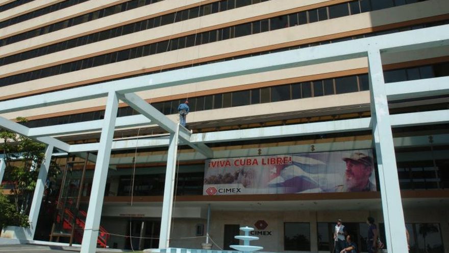 Fachada de la corporación CIMEX en La Habana (Cuba)..