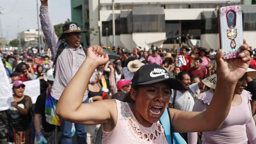 Revuelo en el convulso Perú por la represión de manifestantes dentro de la universidad de Lima