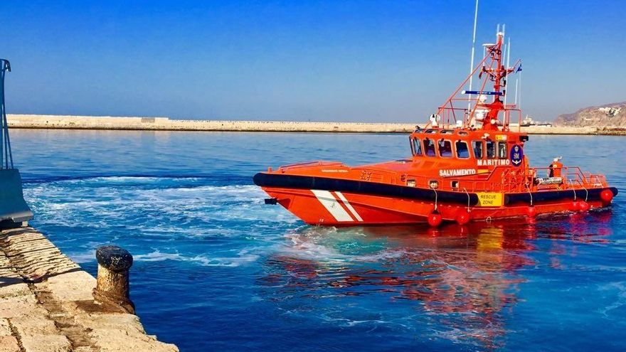 Quince rescatados de una patera avistada a 50 millas al este de Cabo de Gata (Almería)