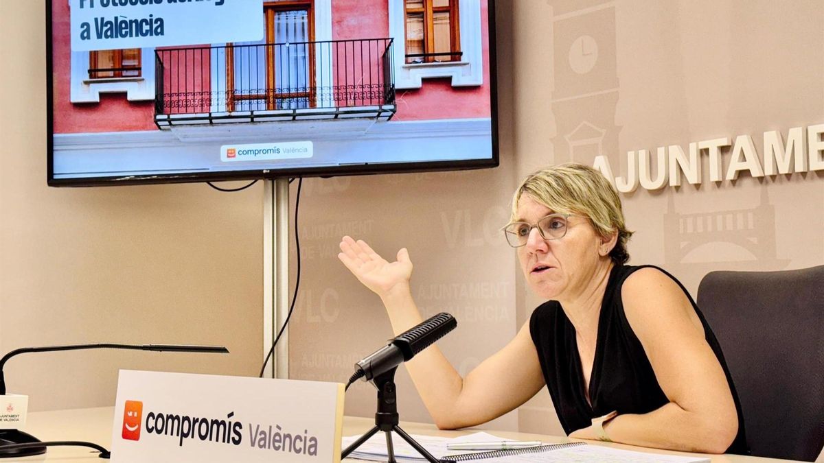 La portavoz de Compromís en el Ayuntamiento de València, Papi Robles, en la rueda de prensa ofrecida sobre las ayudas del consistorio al alquiler.