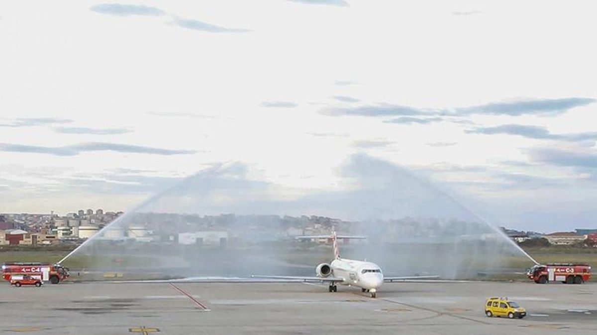 Archivo - Llegada de un avión al aeropuerto Seve Ballesteros