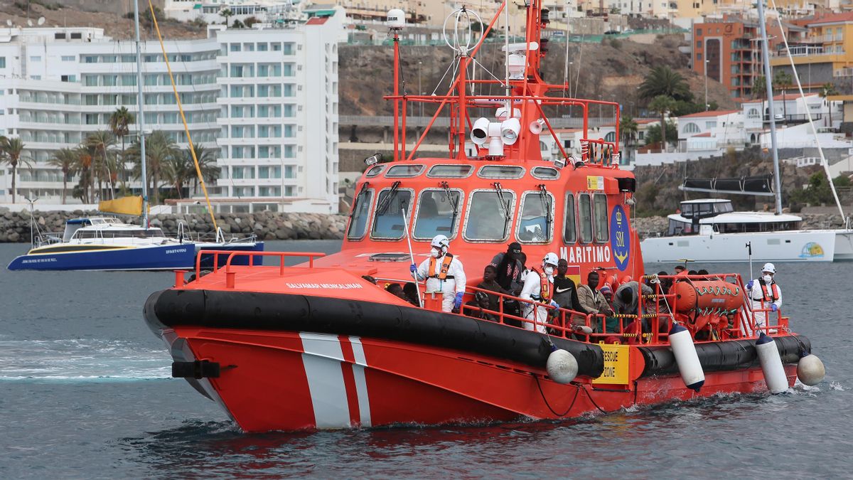 Salvamento Marítimo traslada a un grupos de personas al muelle de Arguineguín el pasado sábado 17 de octubre.