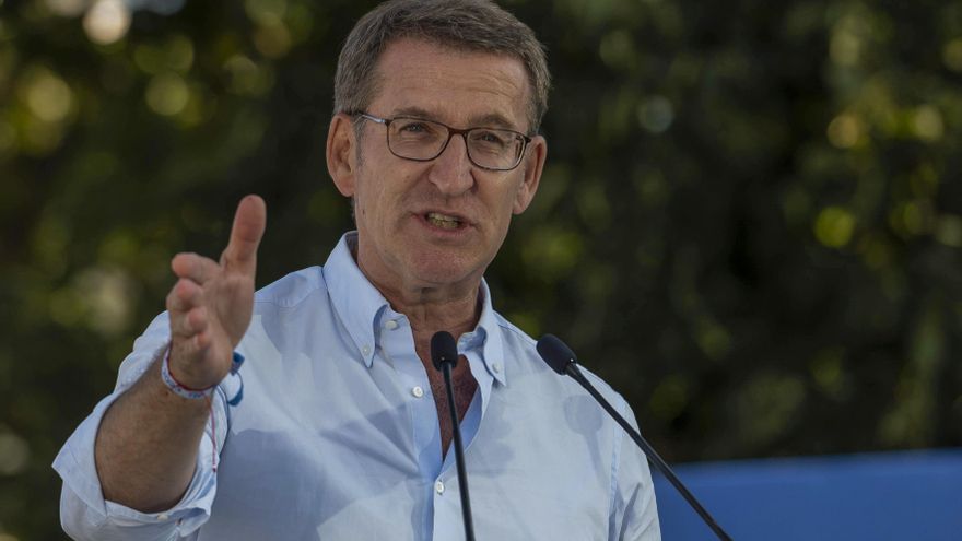 El candidato del Partido Popular (PP) a la Presidencia, Alberto Núñez Feijóo, interviene durante un mitin de campaña con la líder del partido en Cantabria y nueva presidenta de la comunidad, María José Sáenz de Buruaga, este viernes en los Jardines de Pereda, en Santander. EFE/ Pedro Puente Hoyos