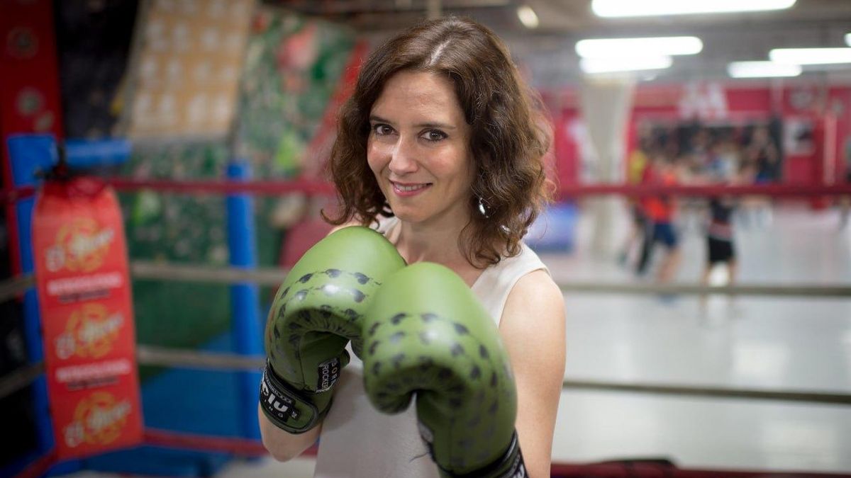 Isabel Díaz Ayuso en un gimnasio con guantes de boxeo.