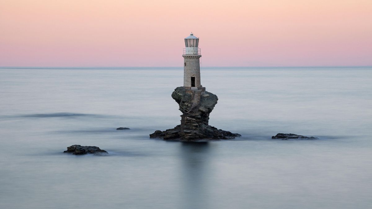 Faro de Tourlitis, en la Isla de Andros, Grecia.