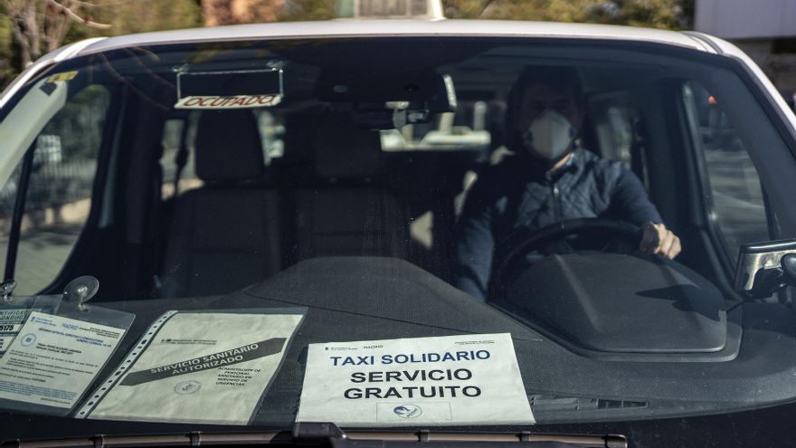 Uno de los taxis solidarios que ofrecen un servicio gratuito en Madrid a los sanitarios