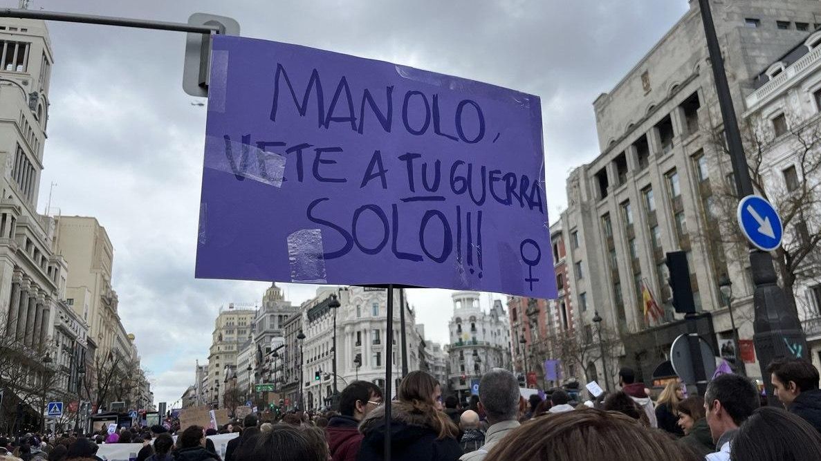 "Manolo, vete a tu guerra solo": los mejores carteles de las manifestaciones del 8M
