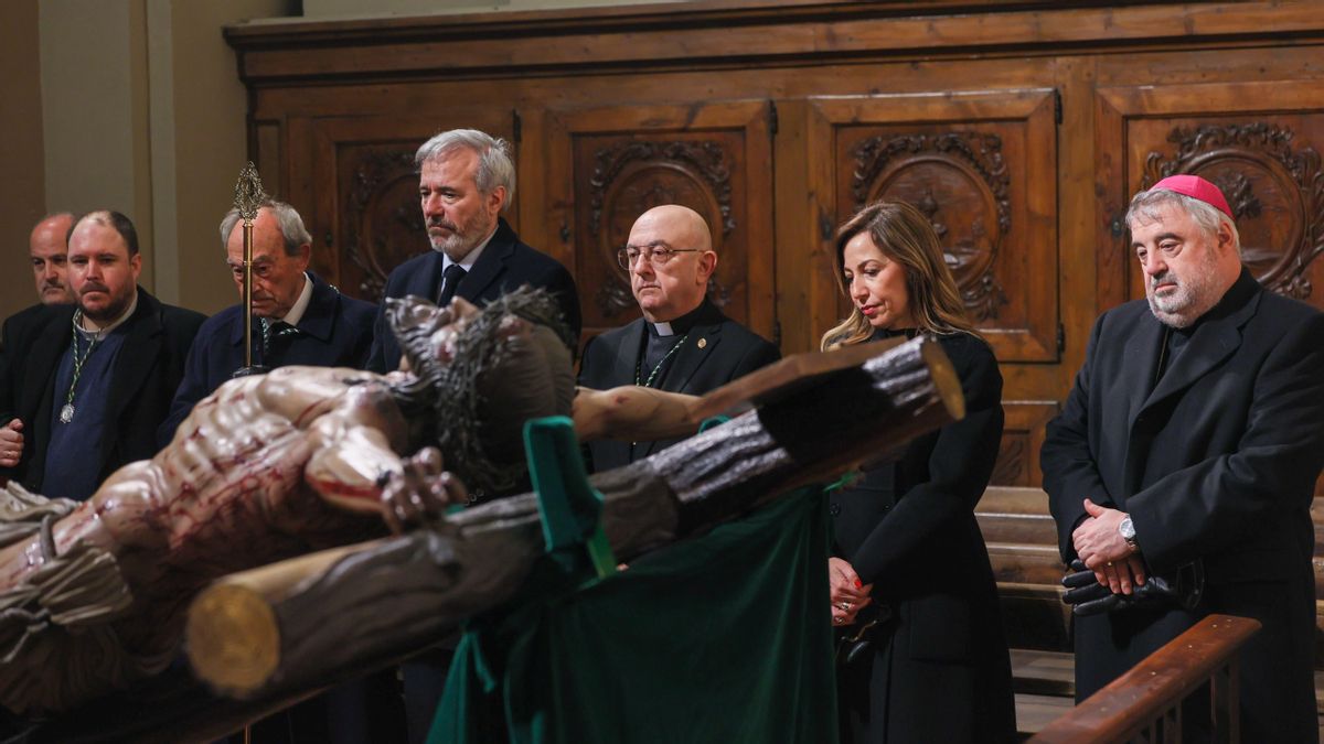 Lo público y lo privado en Aragón entre sotanas y capirotes