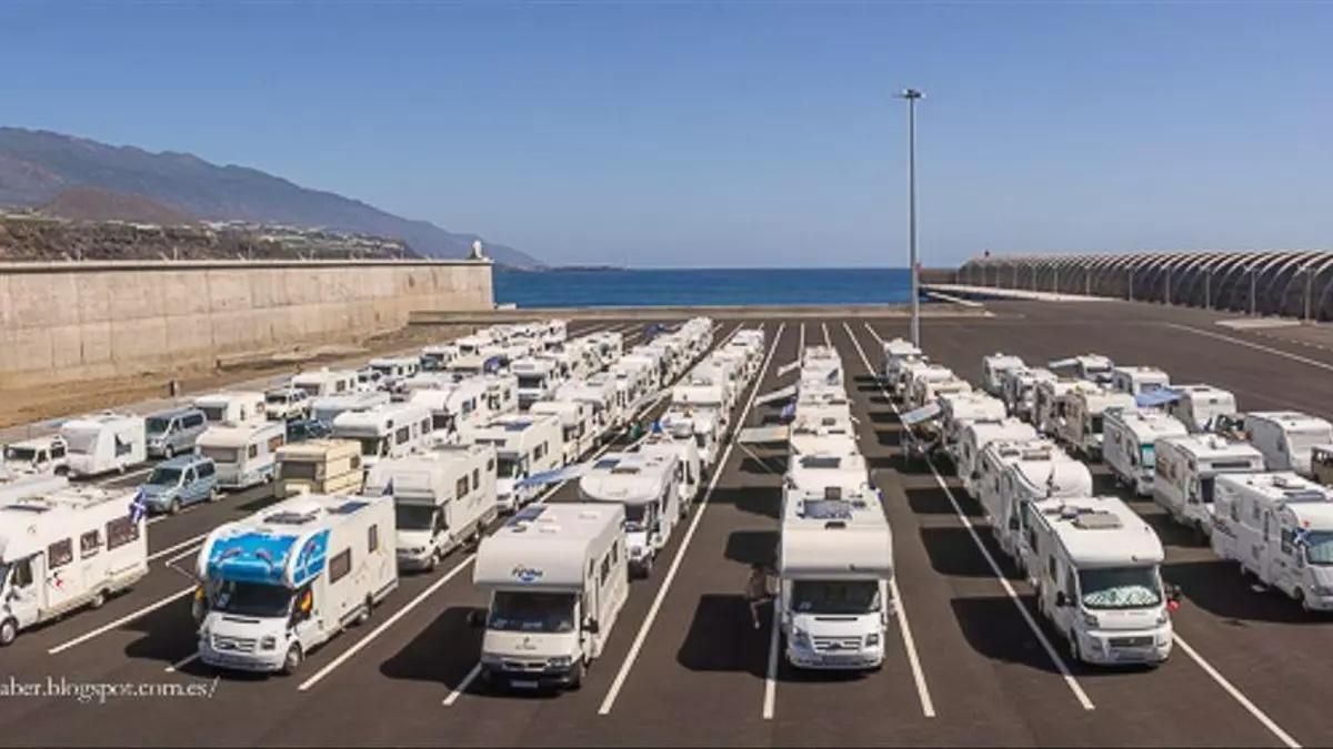 Imagen de archivo de las caravanas estacionadas en el Puerto de Tazacorte. José F. Arozena