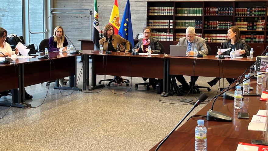 Los empleados de la Junta de Extremadura cobrarán en enero el 2,5% fijo de la subida de 2023