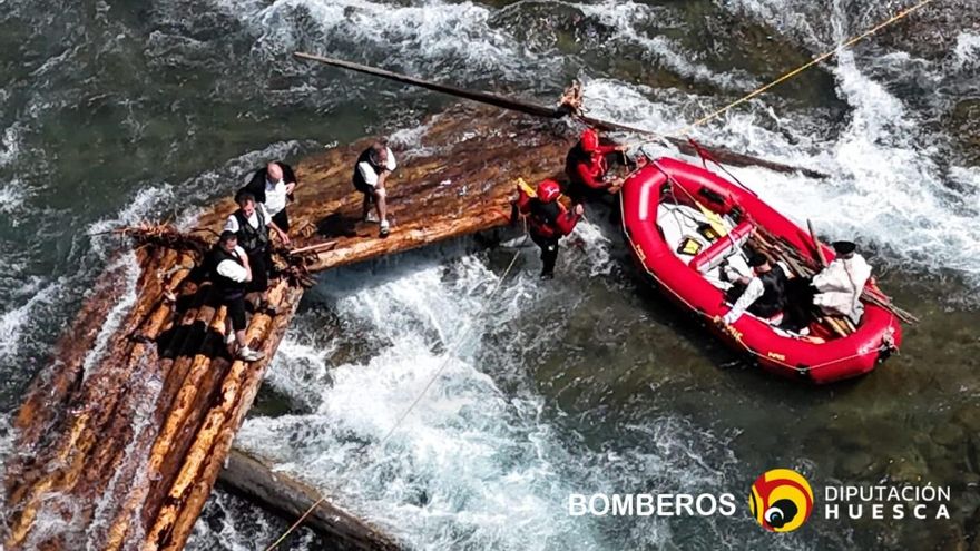 Accidentado descenso de nabatas: los bomberos salvan a los seis tripulantes de una balsa que quedó atascada en el Cinca