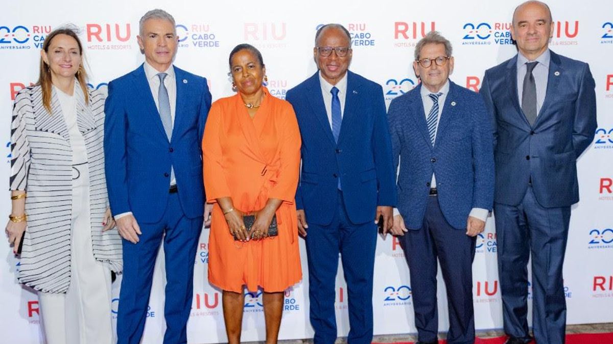 De izquierda a derecha: Catalina Alemany, directora de Sostenibilidad de RIU; Juan Carlos Dreher, delegado de Operaciones de RIU en Cabo Verde; Ulisses Correia e Silva, primer ministro de Cabo Verde, junto a su esposa; Félix Casado, consejero directivo de RIU y Sergio Lobestein, director de Operaciones de RIU en Cabo Verde.