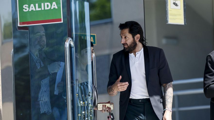 El bailaor Rafael Amargo a su salida de la Audiencia Provincial de Madrid, para cumplir la obligación de firmar tras su salida de la cárcel de Soto de El Real (Madrid), el pasado viernes 12, después de decretarse su libertad provisional. EFE/ Sergio Pérez