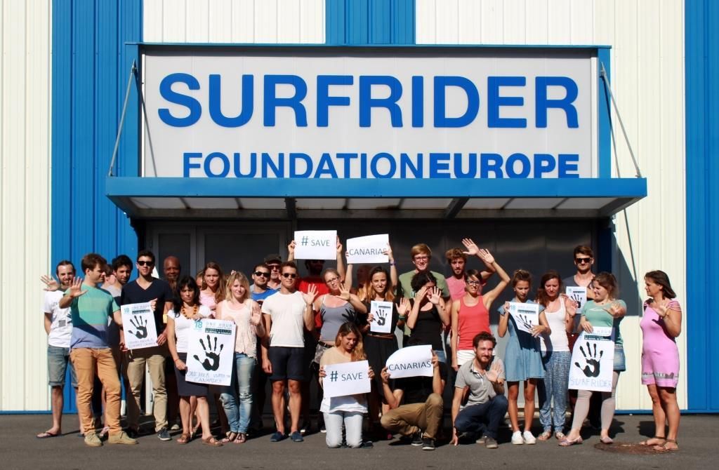 Concentración en Biarritz (Francia) contra las prospecciones petrolíferas en Canarias.