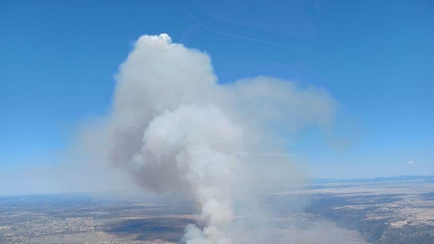 Doce aeronaves más medios terrestres trabajan en incendio en Talaván (Cáceres) que afecta a planta fotovoltaica