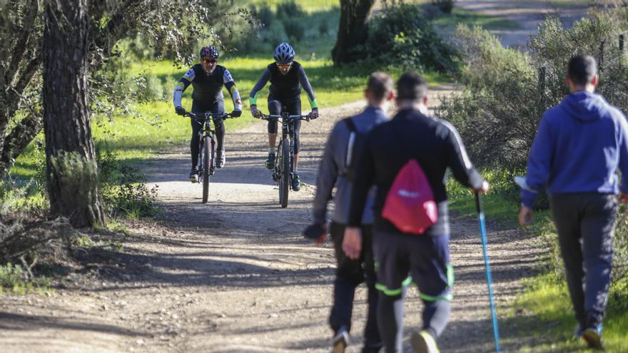 Varios senderistas y ciclistas.