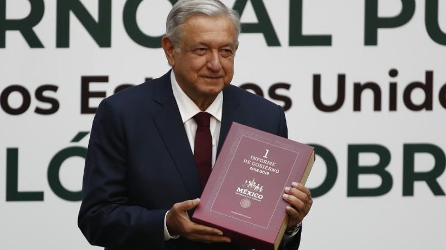 El presidente de México, Andrés Manuel López Obrador, presenta este domingo su primer informe de gobierno, en el Palacio Nacional, en Ciudad de México (México).