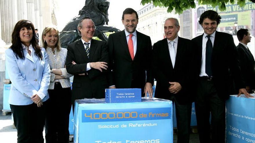 Alicia Sánchez Camacho, Josep Piqué, Mariano Rajoy, Jorge Fernández Díaz y Jorge Moragas, dirección del PP, en 2006, con sus firmas por un referéndum español sobre el Estatut catalán.