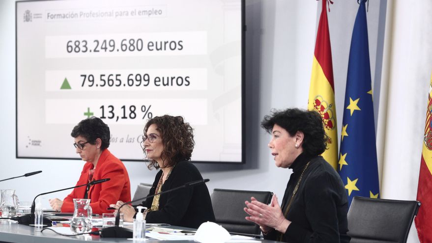 (I-D) La ministra de Asuntos Exteriores, UE y Cooperación, Arancha González Laya; la ministra de Hacienda, María Jesús Montero; y la ministra de Educación y Formación Profesional, Isabel Celaá, en una rueda de prensa posterior al Consejo de Ministros.