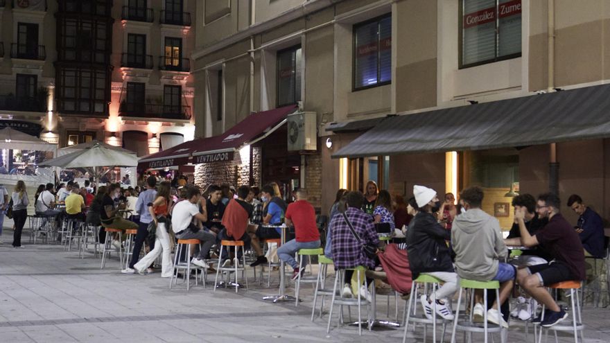 Archivo - Ambiente en una calle de bares de Santander
