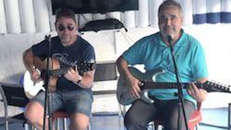 Juan Santana y Salvador Alba, probando sonido antes de una de sus galas musicales en Telde.