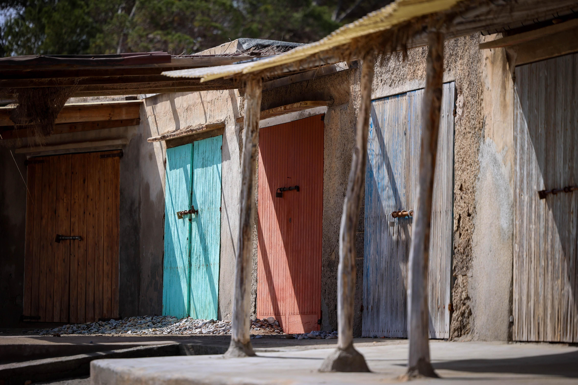 Las puertas de madera de varias de las casetas de sa Caleta