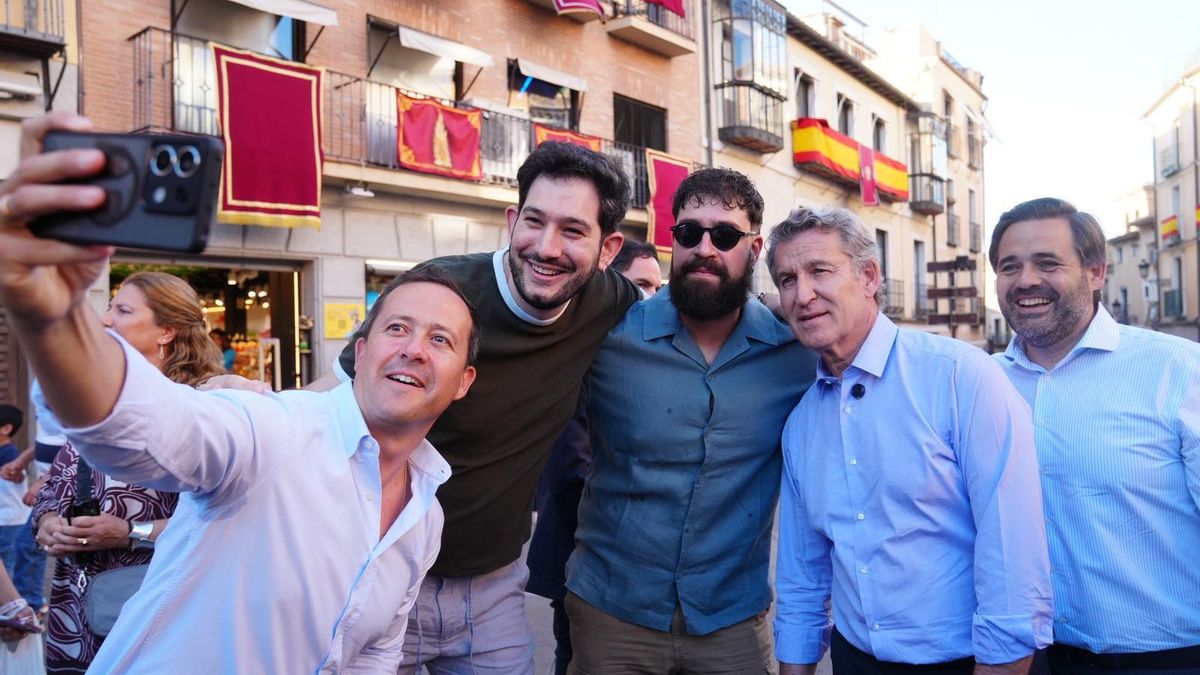 Alberto Núñez Feijóo visitando el Casco Histórico de Toledo, en la víspera del Corpus,  junto al presidente del PP regional Paco Núñez y el alcalde de Toledo, Carlos Velázquez