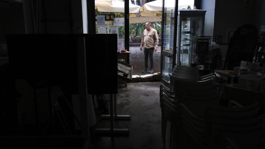 En la imagen, el propietario de un negocio situado en la Plaza del Charco del municipio tinerfeño del Puerto De la Cruz muestra este miércoles los efectos de la lluvia en su local, donde anoche el agua llegó a estancarse e inundó toda la zona.