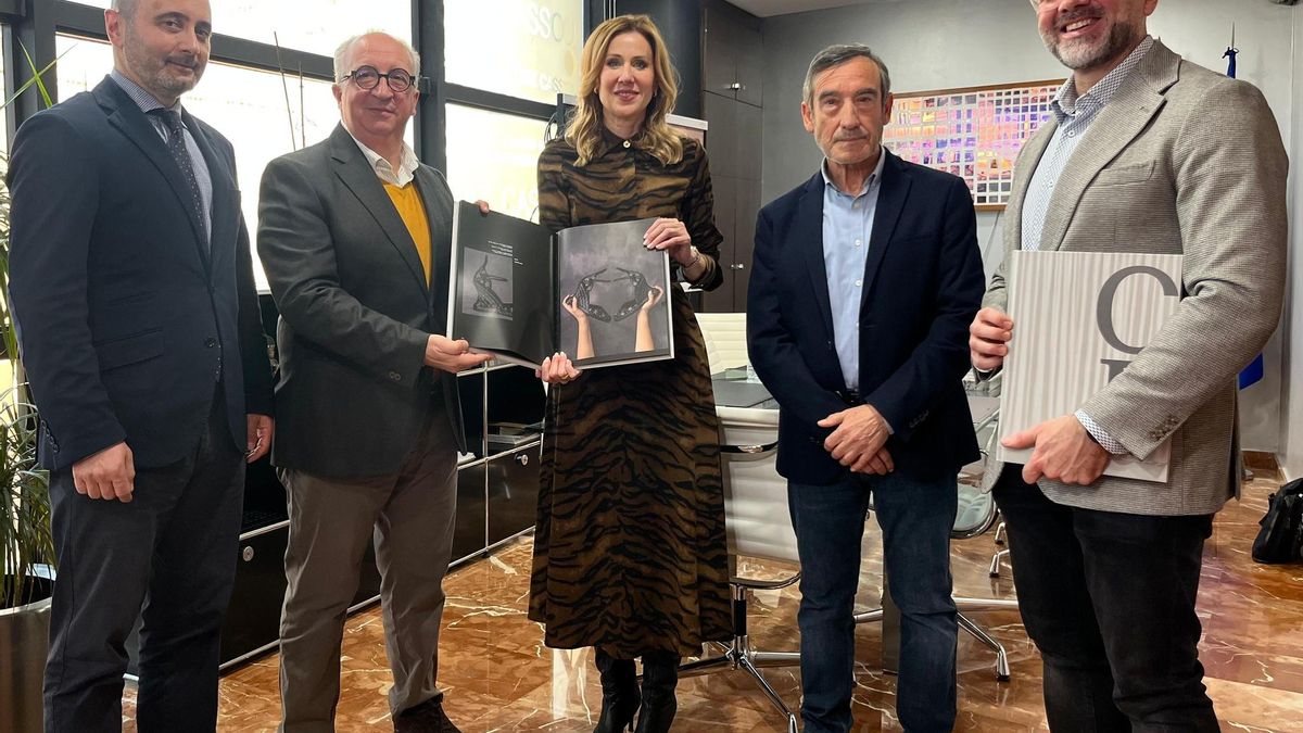 la consejera de Empresa, Empleo y Economía Social, Marisa López Aragón, durante el encuentro que mantuvo hoy con el nuevo presidente de la Federación de Industrias del Calzado Español (FICE), Vicente Pastor