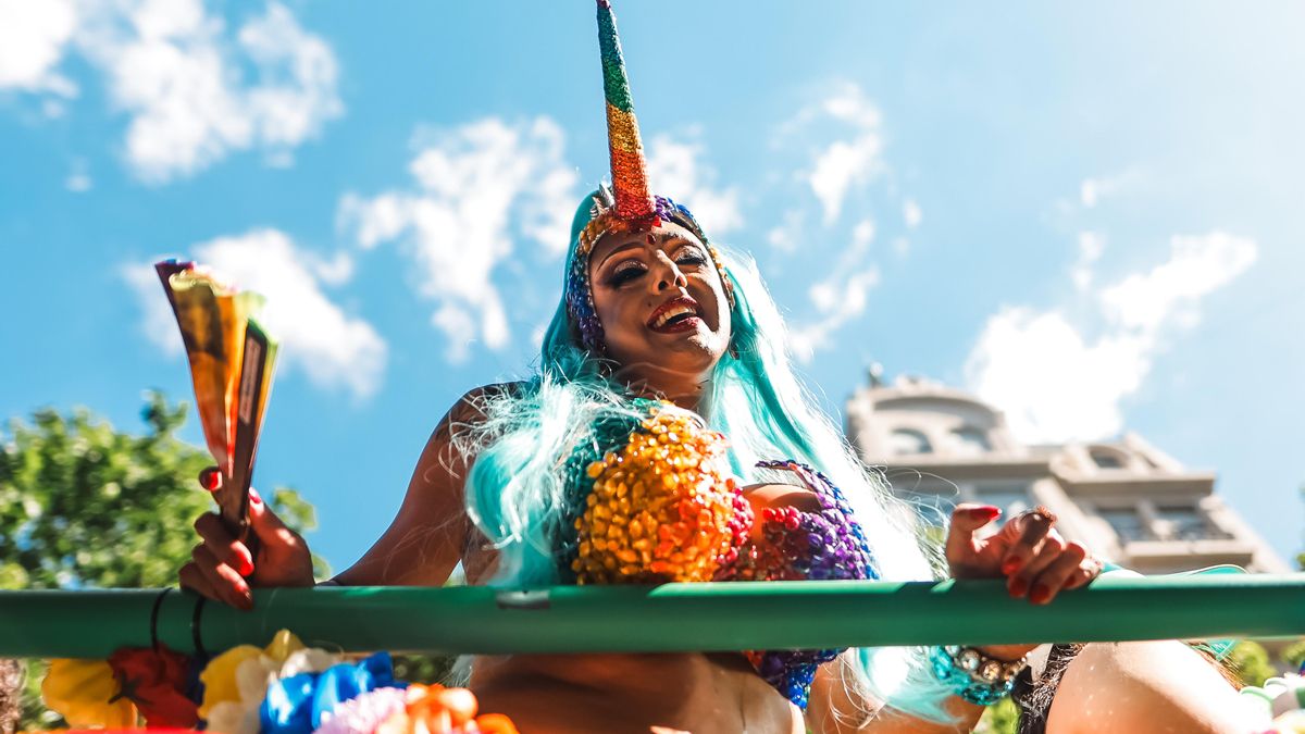 Una persona participa en la multitudinaria marcha del orgullo LGBT en Buenos Aires.