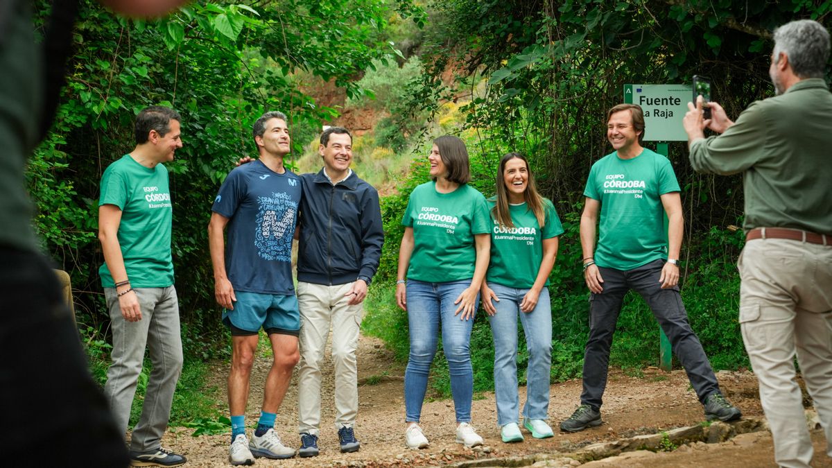 Juanma Moreno recorre el sendero de la fase 3 del Cinturón Verde de Córdoba junto a representantes del PP andaluz