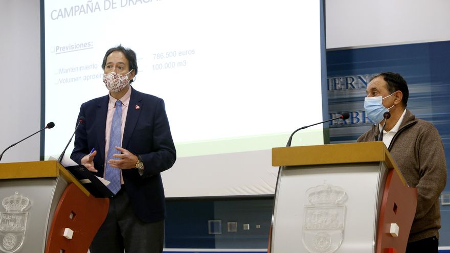 El consejero de Obras Públicas, Ordenación del Territorio y Urbanismo, José Luis Gochicoa, acompañado por el presidente de la Federación de Cofradías de Pescadores de Cantabria, Miguel Fernández, presenta el plan plurianual de dragados