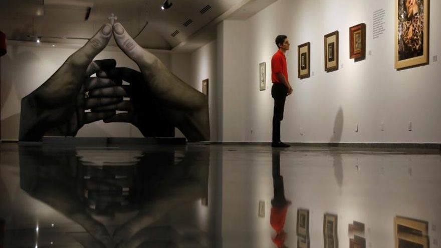 Un visitante observa obras que hacen parte de la exposición Dalí Místico, el lunes 30 de septiembre de 2019, en Guadalajara (México).