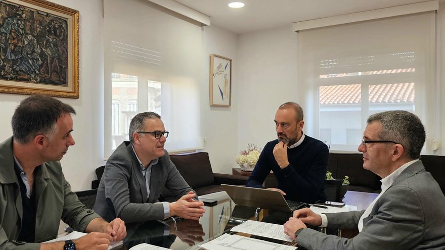 Foto de archivo de la reunión entre el Ayuntamiento y la Gimnástica celebrada en mayo de 2025