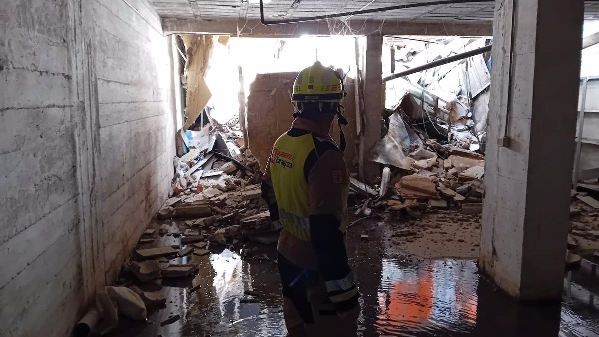 Los bomberos en la intervención de la calle Zumalacárregui 32 tras caer parte de la estructura que sustentaba las terrazas y trasteros de dos pisos de la planta uno.