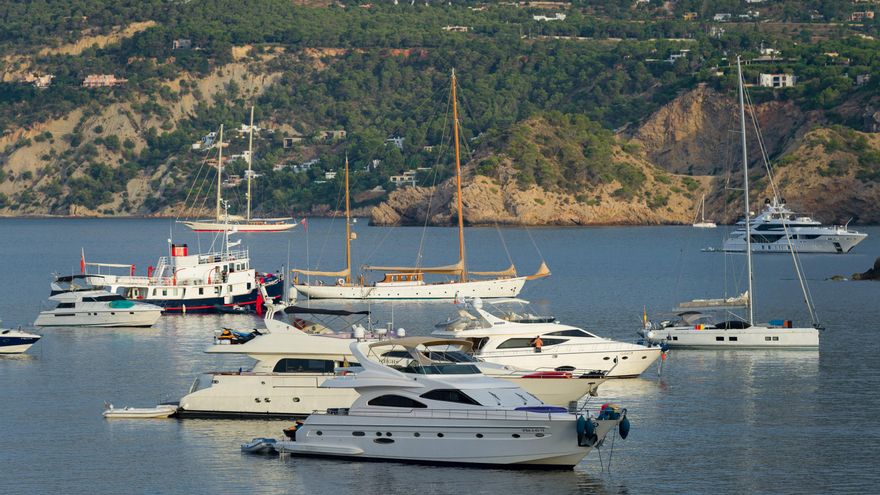 Yates y embarcaciones ilegales destrozan más que nunca las praderas de posidonia: "La situación es dramática"