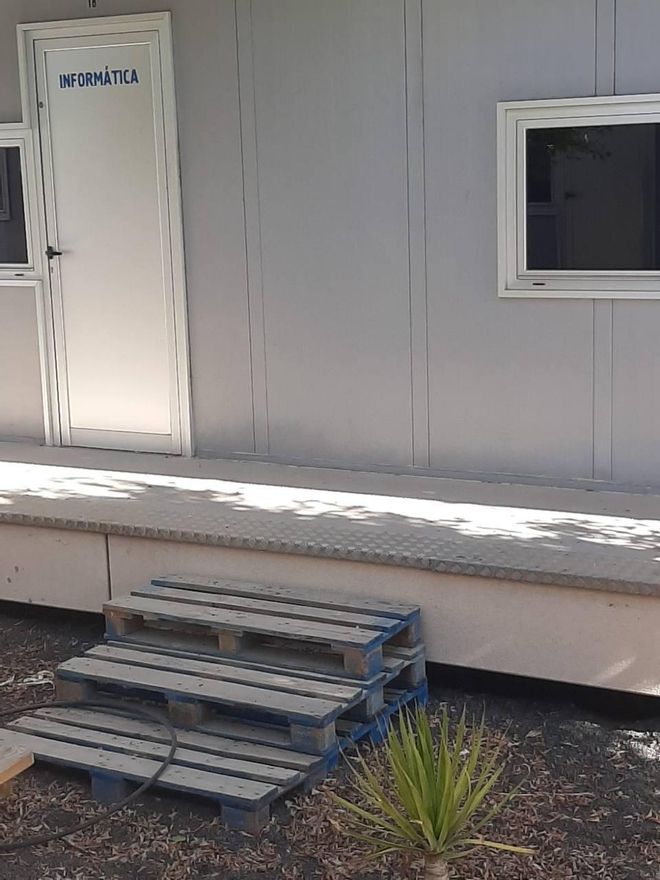 Entrada a una de las aulas modulares del CEIP Costa Teguise.