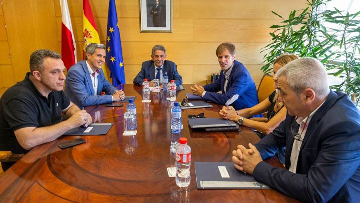 Revilla y Zuloaga en una reunión con representantes de CCOO, UGT y CEOE-Cepyme Cantabria. | ARCHIVO