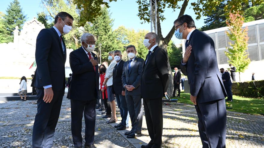 El presidente del Gobierno, Pedro Sánchez (d), y el primer ministro de Portugal, Antonio Costa, saludan a los miembros de sus gobierno