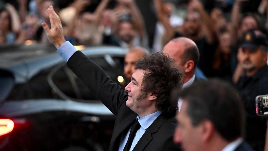 Un cuadro de Milei, abrazos a Abascal y defensa de la "motosierra" en la cena del Juan de Mariana