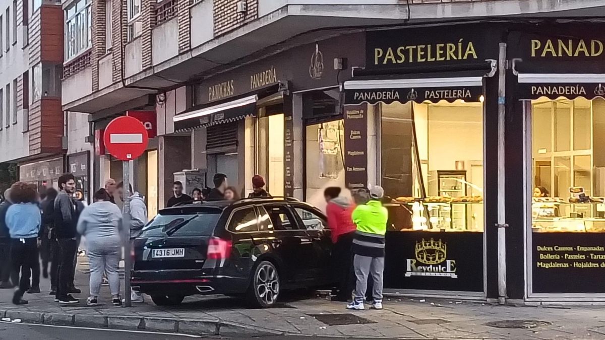 El turismo empotrado en la pastelería Panochas de la avenida Padre Isla de León entre una gran expectación.