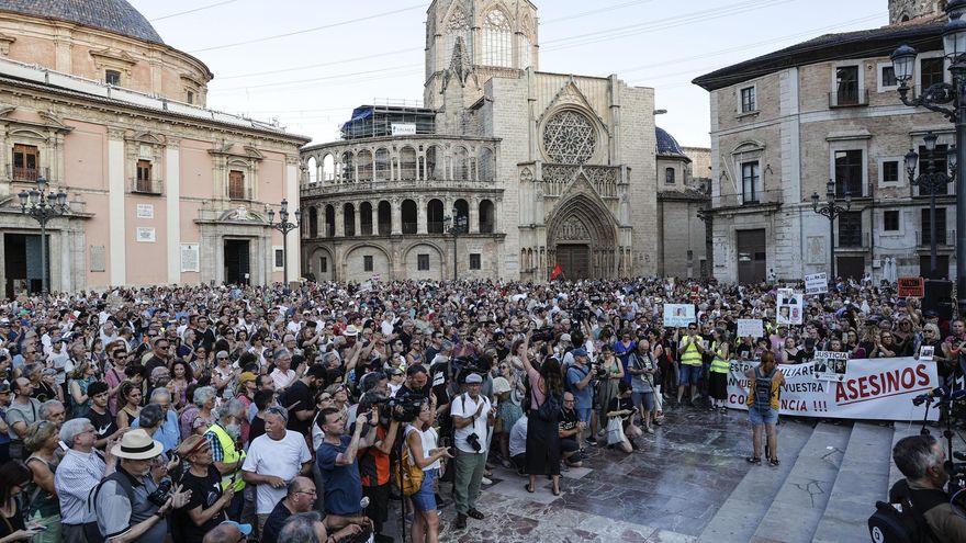 Más de 200 entidades preparan nuevas protestas para exigir la dimisión de Mazón ante el primer aniversario de la dana