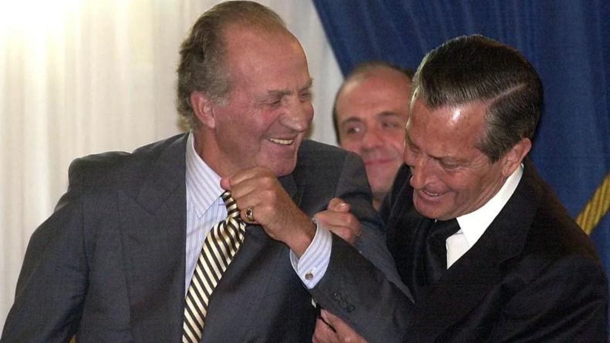 Juan Carlos I bromea con el expresidente Adolfo Suárez durante la ceremonia de entrega de unos premios. Fotografía de 2002