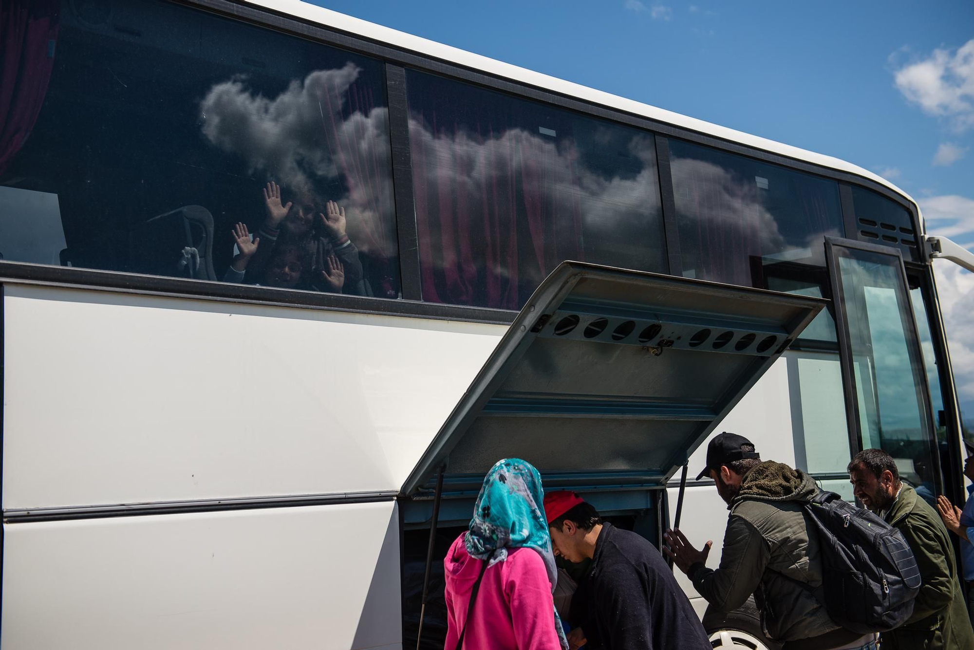 Autobuses llevándose a refugiados a campos de detención
