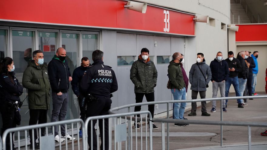 Arranca la vacunación en el Wanda Metropolitano a policías, bomberos y Protección Civil