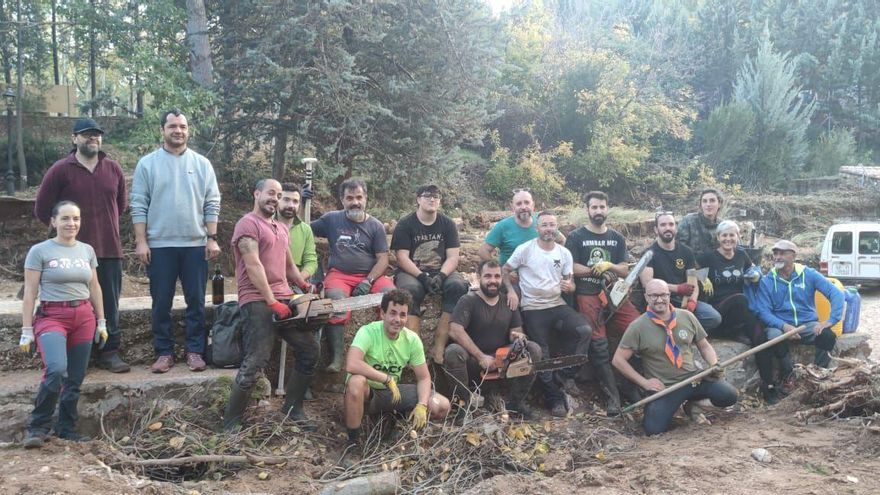 El grupo de voluntarios que acudió al rescate del camping de Letur en el que durmieron días antes de la catástrofe