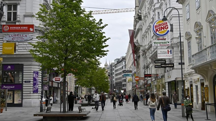 22 May 2021, Austria, Vienna: People wading through the city centre stores after easing the coronavirus restrictions. Photo: Hans Punz/APA/dpa (Foto de ARCHIVO)