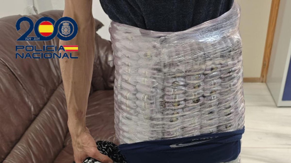 La Policía detiene a un hombre por intentar viajar a Gran Canaria con medio cuerpo forrado de 700 bellotas hachís